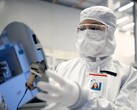 Intel siktar på break-even för gjuteriet 2027 när 18A-noden går in i volymramp. På bilden: En arbetare som håller i en kiselskiva (Bildkälla: Intel)