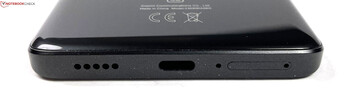 botten: högtalare, USB-C 2.0, mikrofon, dubbla SIM-kort