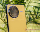Poco F7 Ultra kommer att finnas i svarta och gula färger (Bildkälla: Notebookcheck)